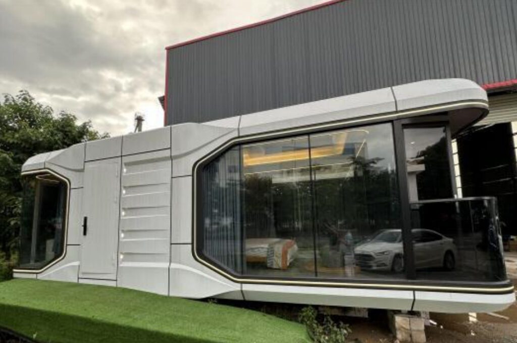 A building with a car parked in front of it.